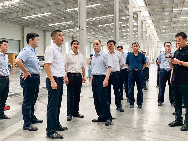 德州市人大常委會主任韓建亭、副主任馮如勝等領導到廠參觀指導運河區(qū)黨工委副書記、管委會副主任楊洪利陪同參觀